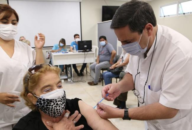 Mayores de 50 años: Podrán recibir la vacuna de refuerzo a los cuatro meses de la segunda dosis